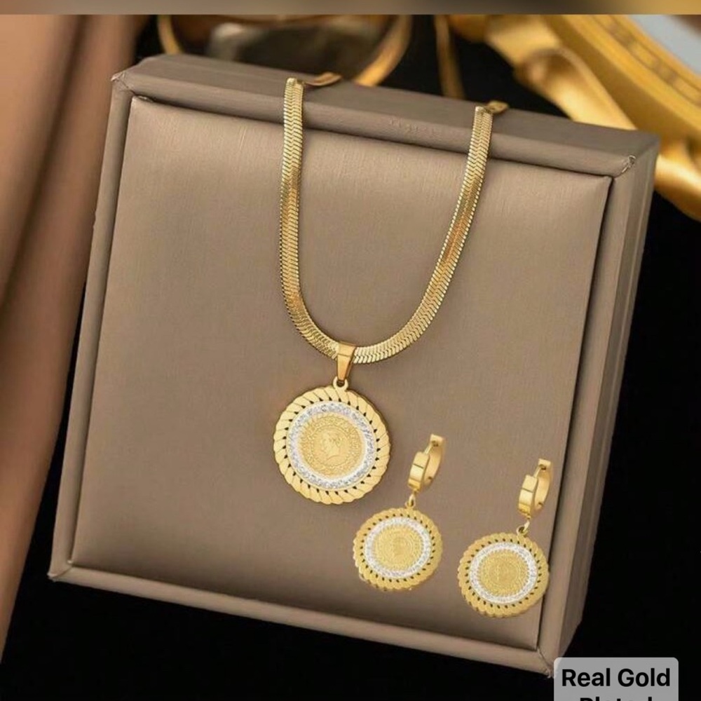 Luxurious 18k Gold plated stainless steel Necklace Set